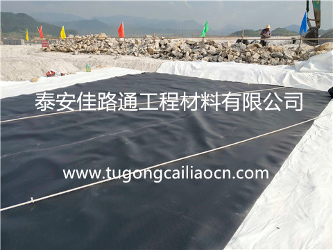 安微垃圾滲濾液調(diào)節(jié)池鋪設(shè)復(fù)合土工膜 安微垃圾滲濾液調(diào)節(jié)池鋪設(shè)復(fù)合土工膜